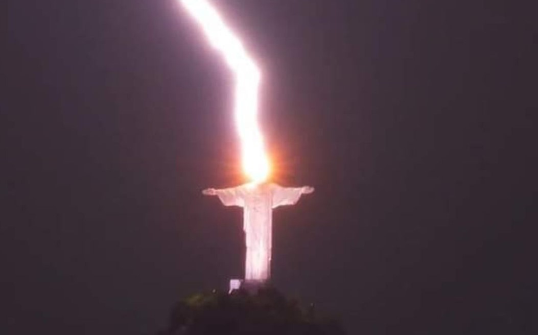 Мълния удари върха на статуята на Исус Христос в Рио